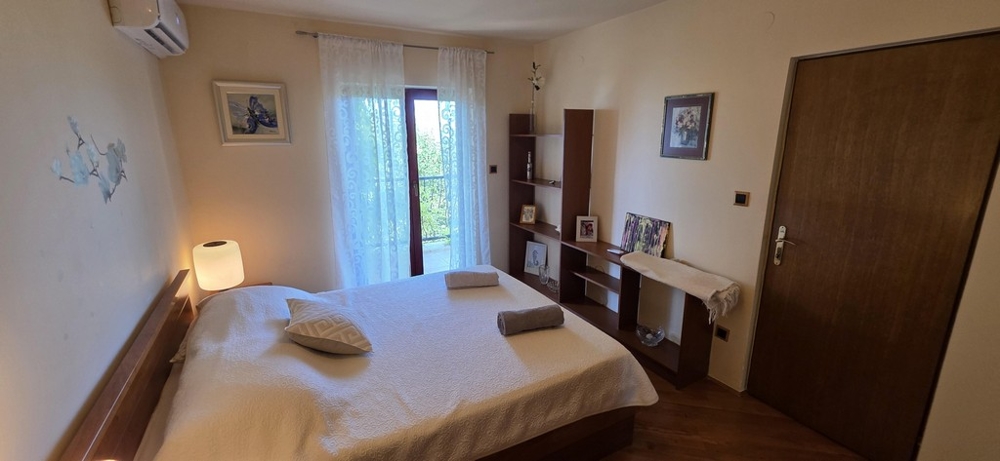 Chambre avec lit double et accès à la terrasse