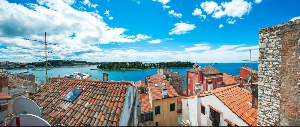 Vue sur Rovinj et la mer en Istrie - Panorama Scouting.