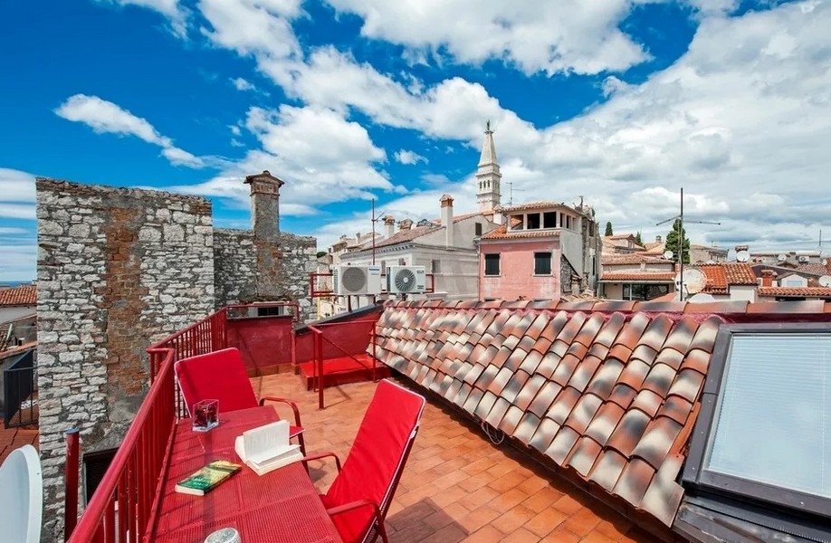Toit-terrasse avec vue sur la ville du bien H3629 en Croatie.