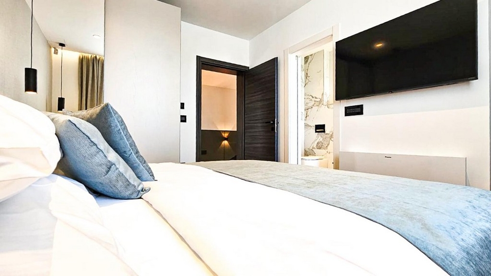 Chambre avec lit double et télévision