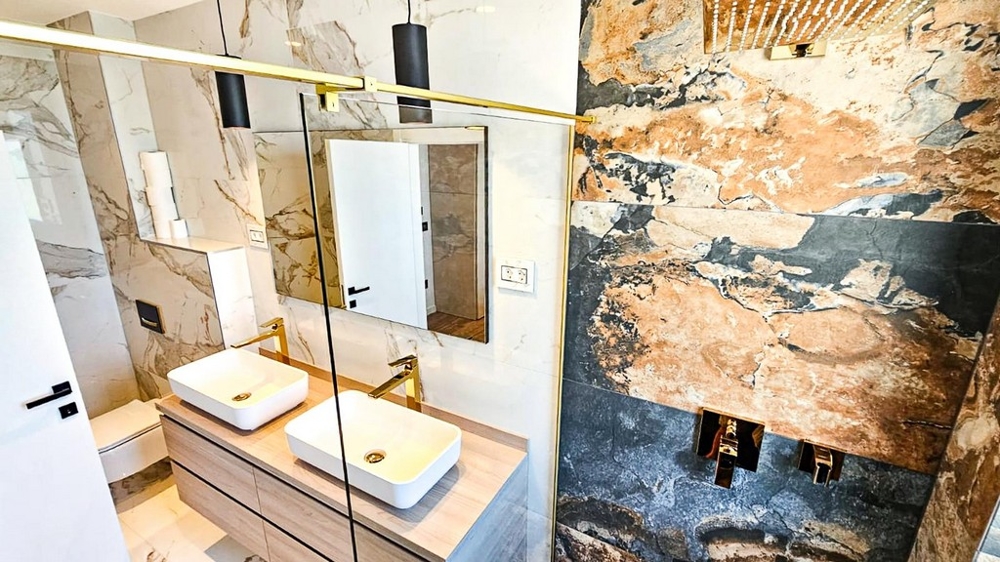 Salle de bains avec double lavabo et douche