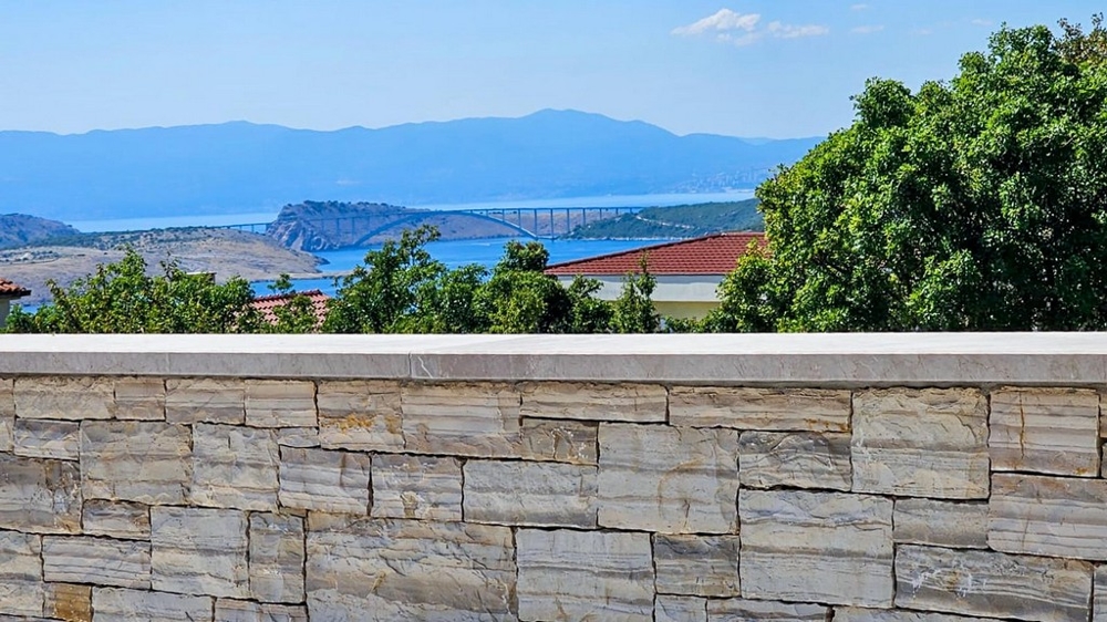 Vue mer par-dessus un mur en pierre sur le golfe du Kvarner