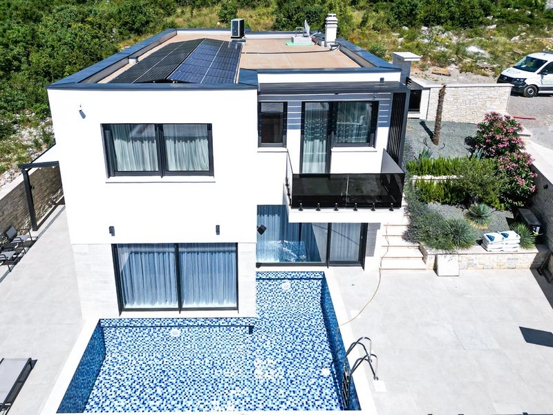 Villa moderne avec piscine et installation solaire - bien H3630.