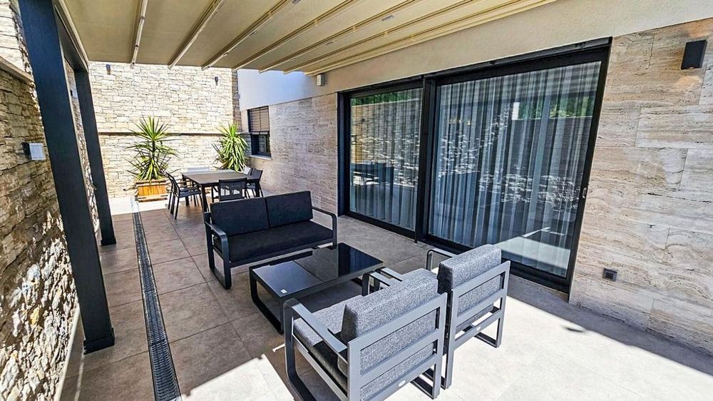 Espace terrasse couvert avec coin salon