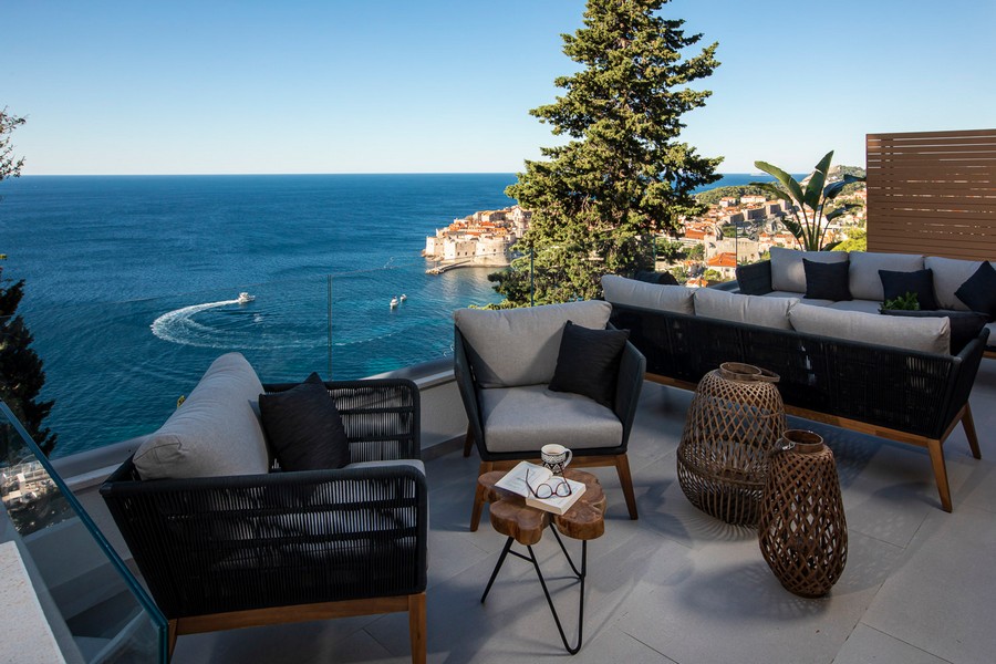 Lounge sur la terrasse avec vue sur la vieille ville en bord de mer