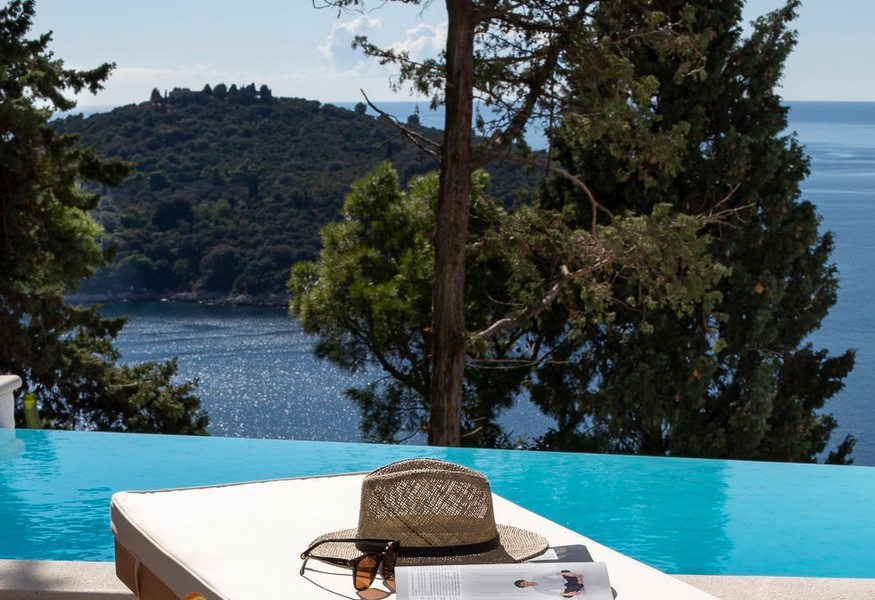 Piscine et vue mer panoramique de la villa de luxe H3637 en Croatie.
