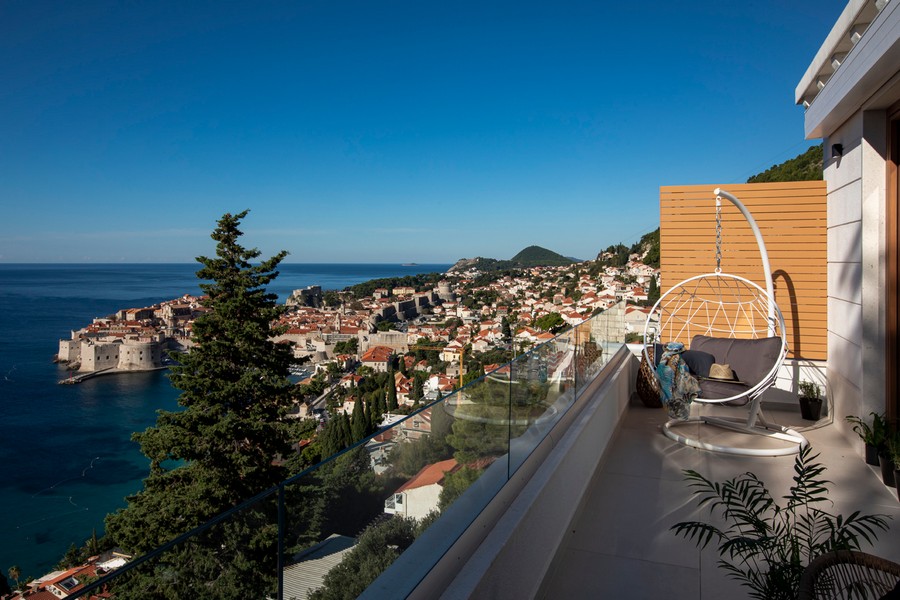 Fauteuil suspendu sur la terrasse avec vue sur la vieille ville