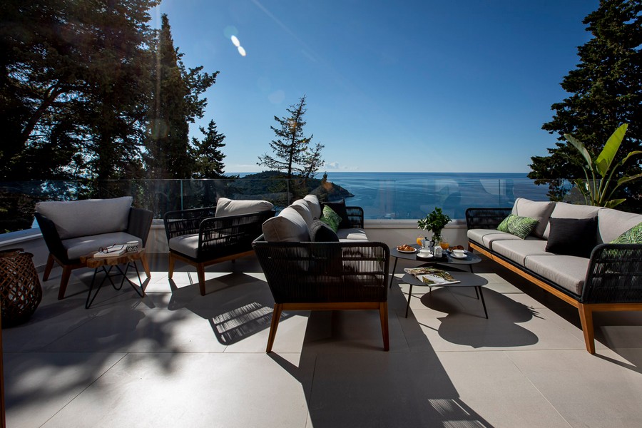 Terrasse avec mobilier de salon et vue mer