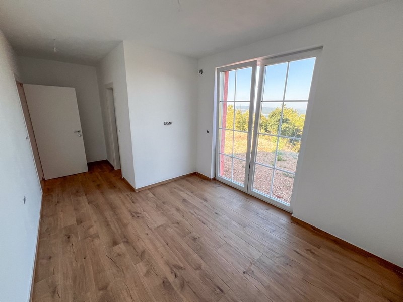 Chambre avec baies vitrées du sol au plafond