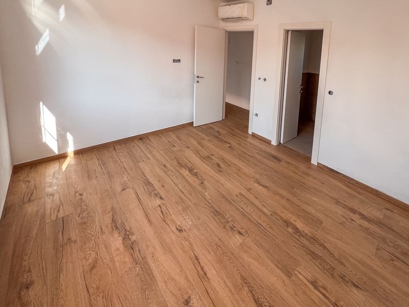 Chambre lumineuse avec parquet