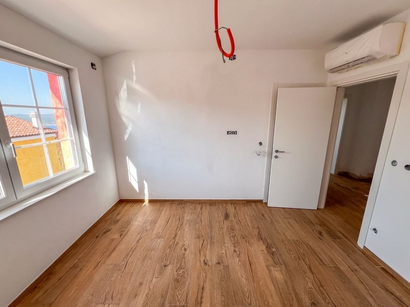 Chambre avec fenêtre et climatisation