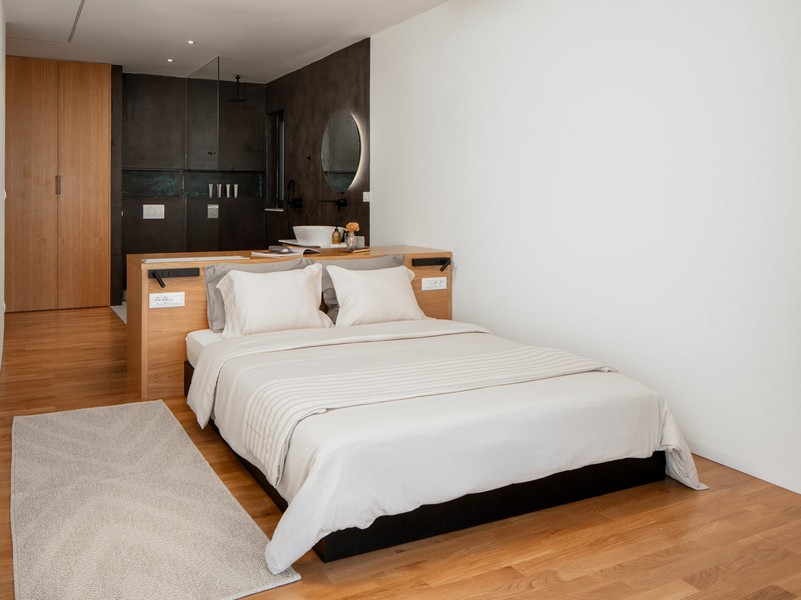 Chambre moderne avec salle de bains attenante
