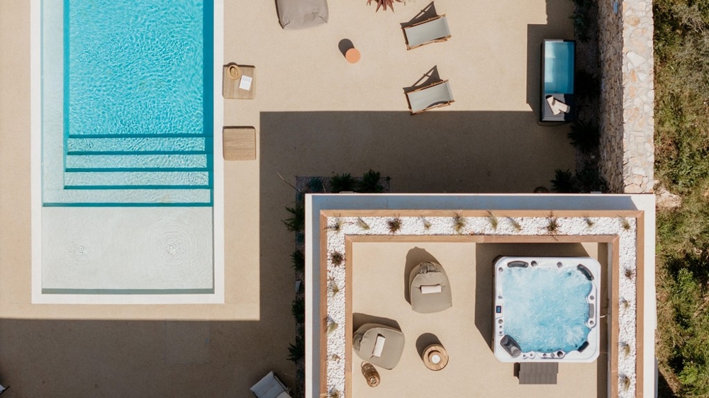 Vue aérienne de la piscine et du jacuzzi sur deux niveaux de terrasse