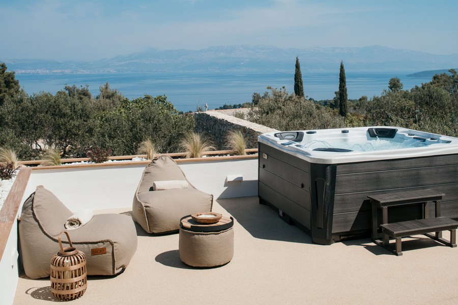 Toit-terrasse avec jacuzzi et poufs, vue sur la mer