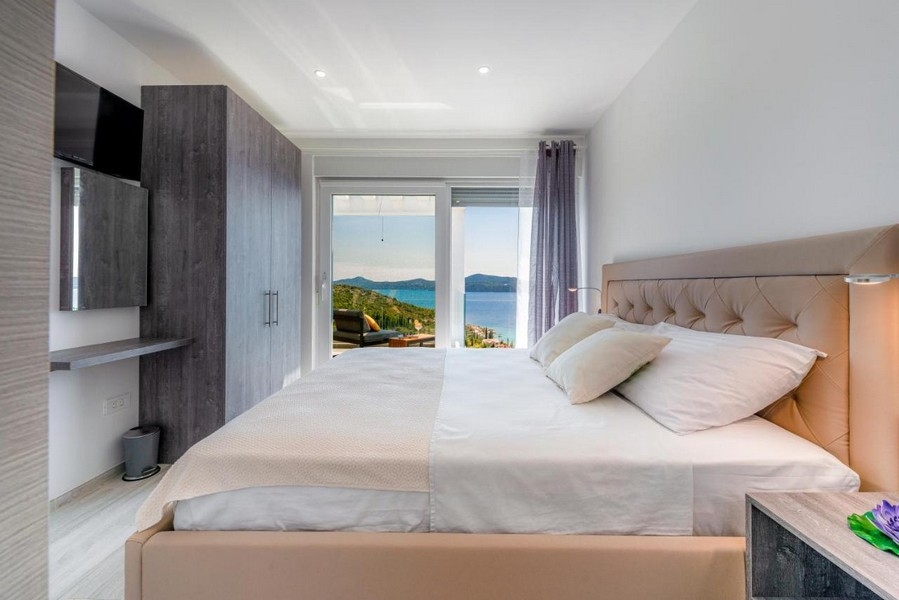 Chambre avec lit double, armoire et vue mer