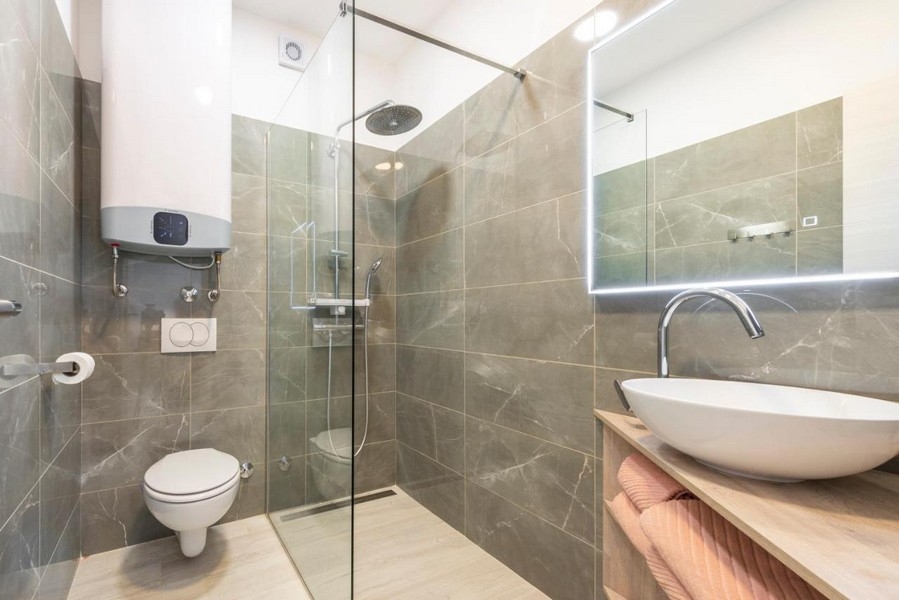 Salle de bains moderne avec douche, WC et lavabo