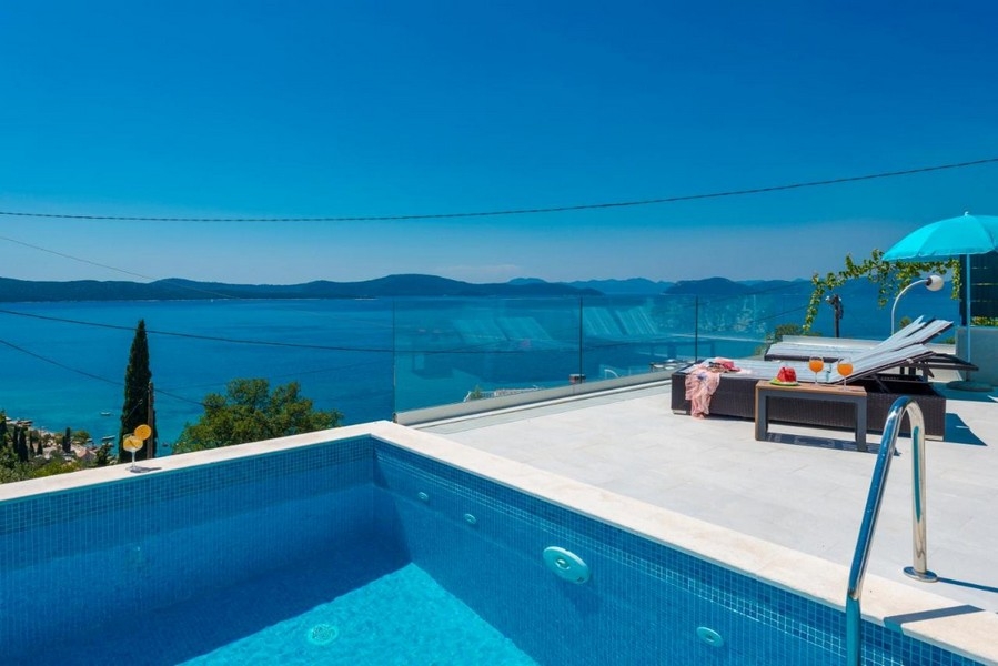 Piscine et vue mer du bien H3641 en Croatie.