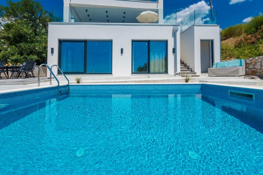 Villa avec cinq salles de bains, piscine et ambiance méditerranéenne