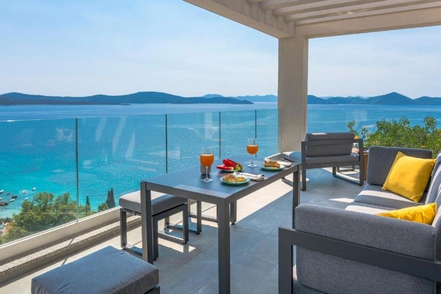 Vue mer panoramique depuis la terrasse supérieure de la villa de luxe H3641 près de Dubrovnik.