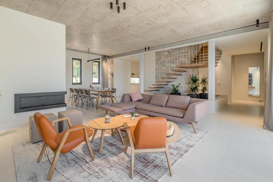 Séjour avec escalier ouvert et coin repas dans la villa