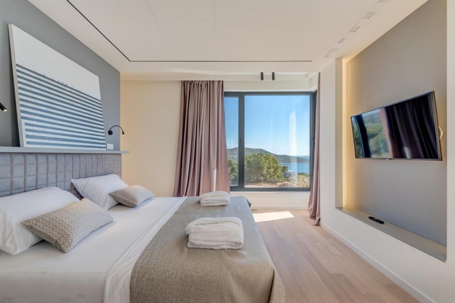 Chambre avec lit double et vue mer en Croatie