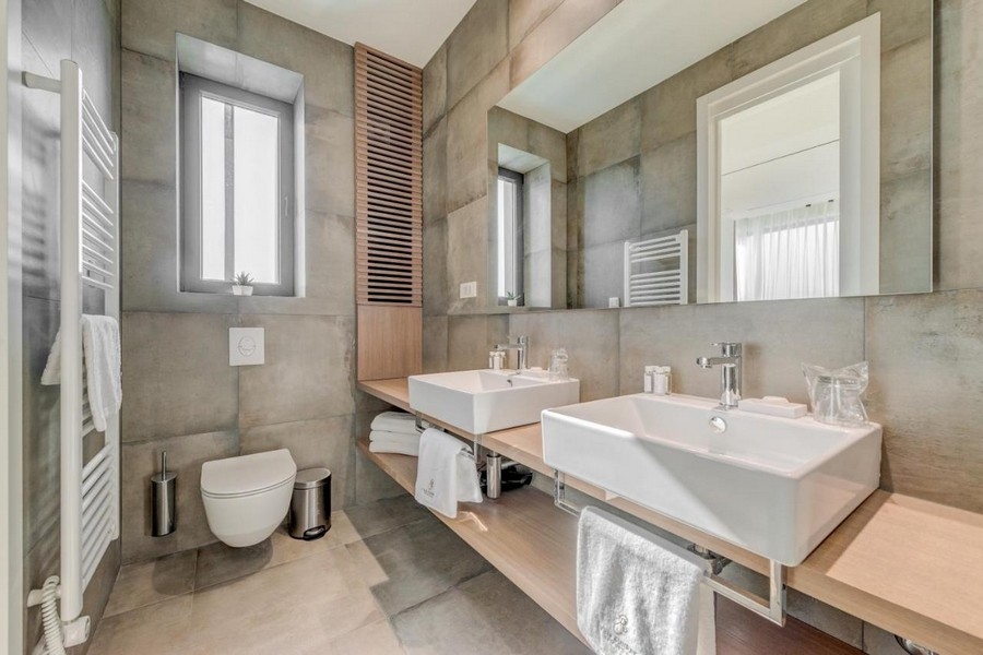 Salle de bains moderne avec double vasque et fenêtre
