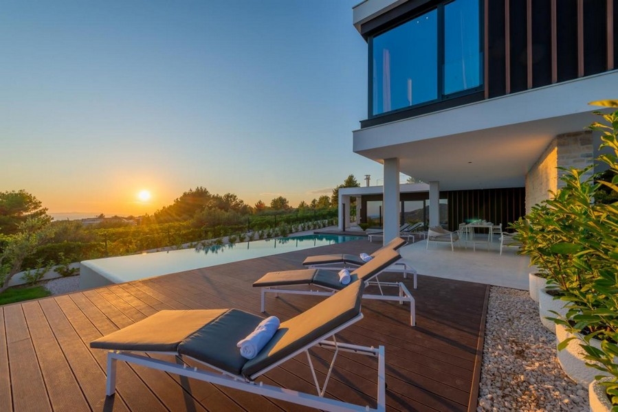 Terrasse avec piscine à débordement et coucher de soleil à Primošten