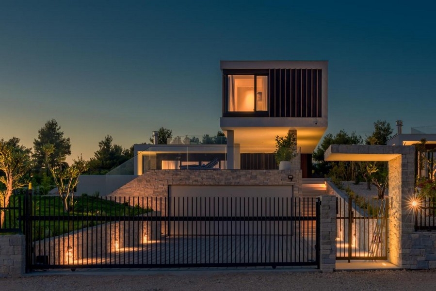 Villa moderne en Dalmatie vue de nuit avec éclairage