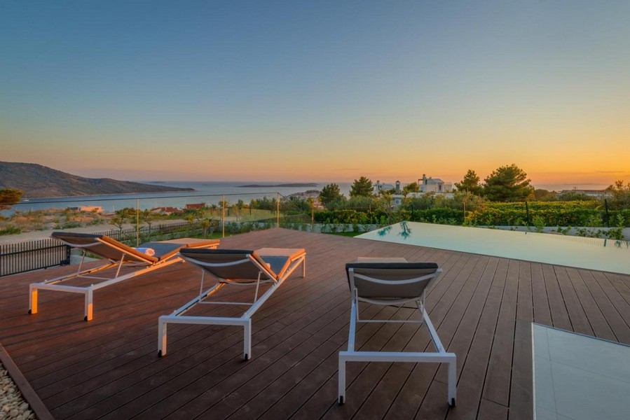 Vue mer depuis la terrasse avec piscine à débordement en Croatie