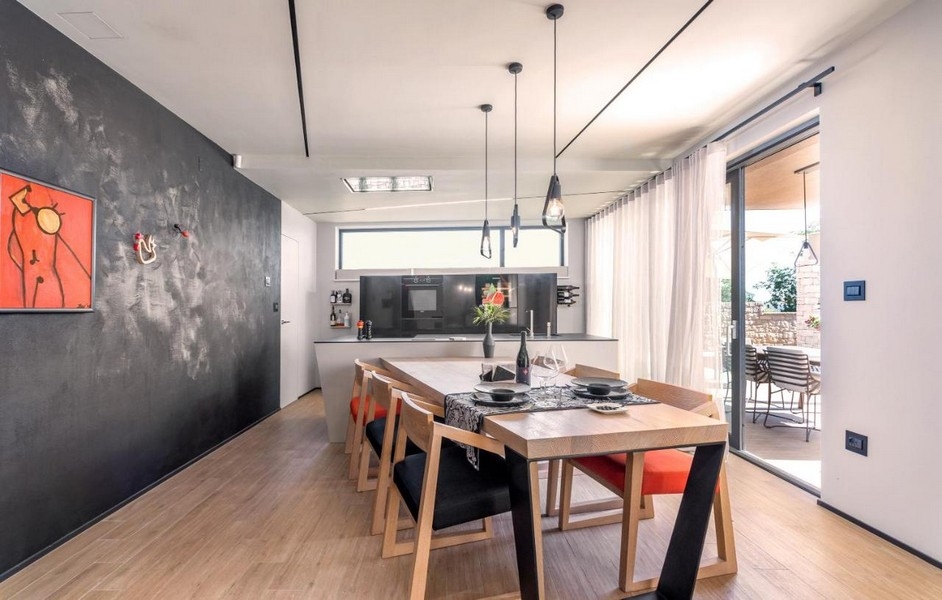Coin repas avec meubles design et accès à la terrasse