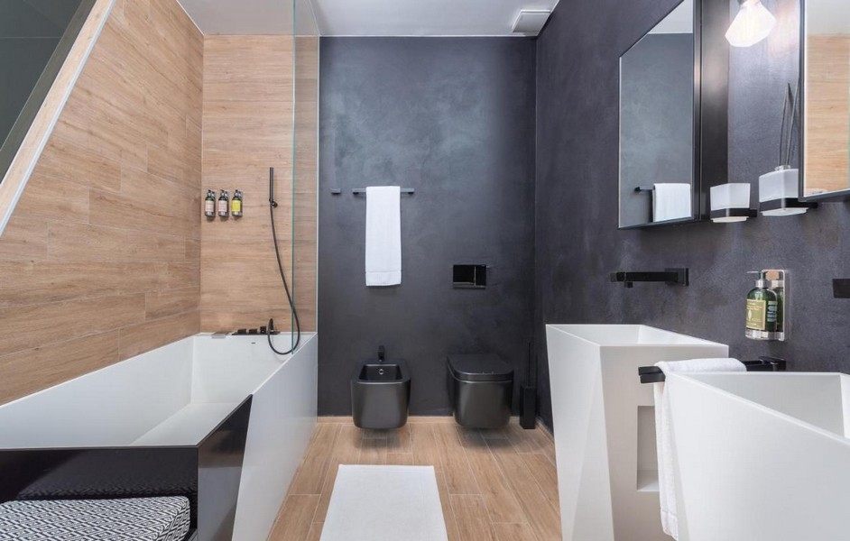 Salle de bains moderne avec baignoire, bidet et double vasque