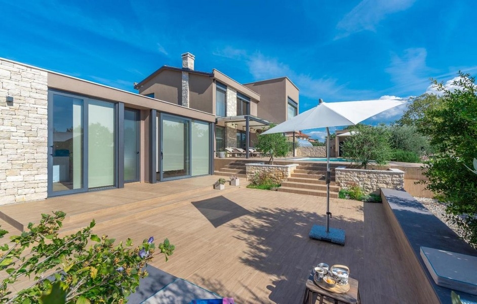 Villa moderne avec grande terrasse et parasol à Umag