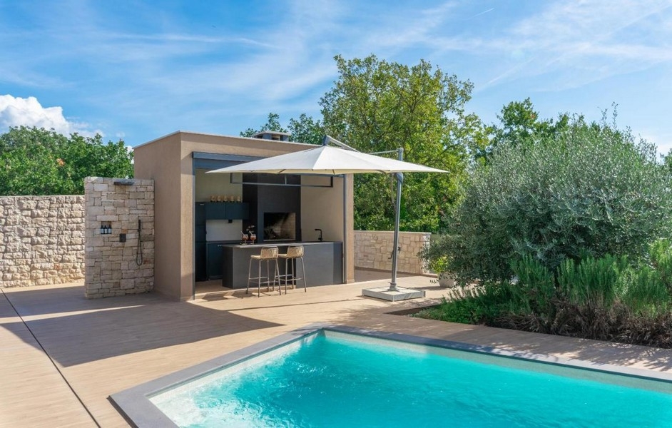 Cuisine d'été avec bar au bord de la piscine et parasol