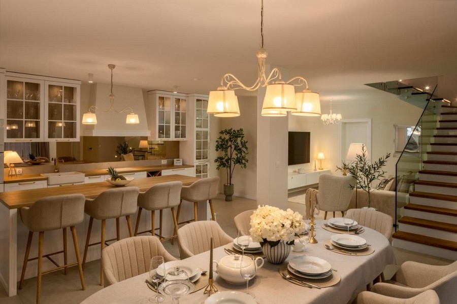 Coin repas avec table dressée et vue sur la cuisine