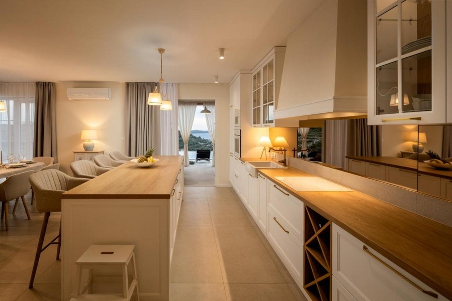 Cuisine moderne avec îlot de cuisson et vue mer