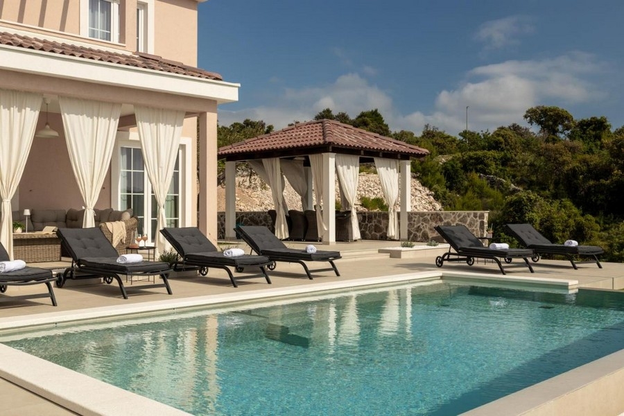 Villa méditerranéenne avec piscine dans un emplacement méditerranéen près de Rogoznica.