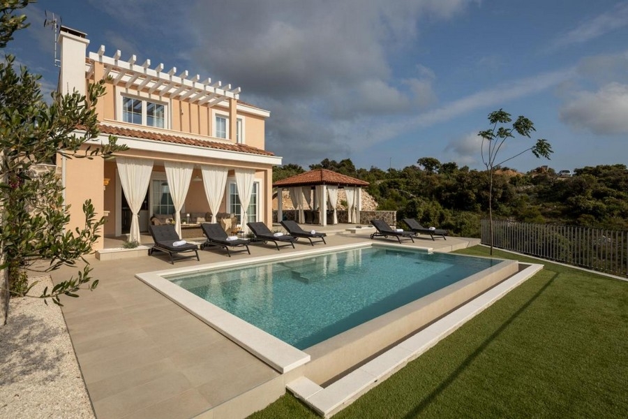 Villa neuve avec piscine et pavillon couvert