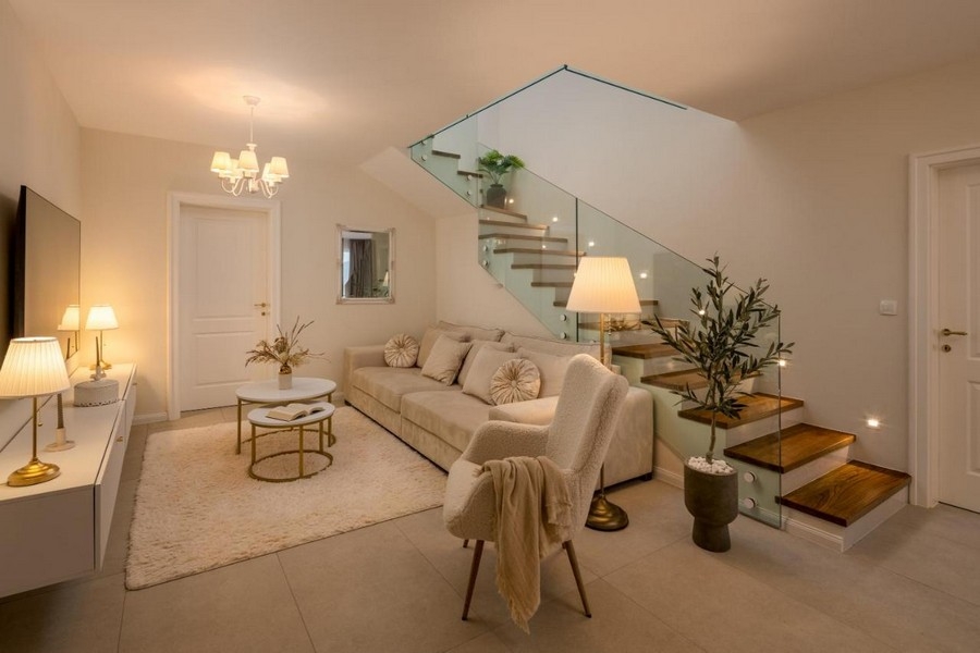 Séjour avec canapé et escalier moderne
