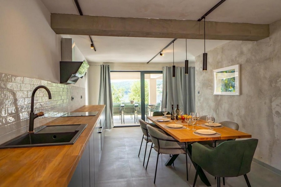 Coin repas avec accès à la terrasse et vue mer