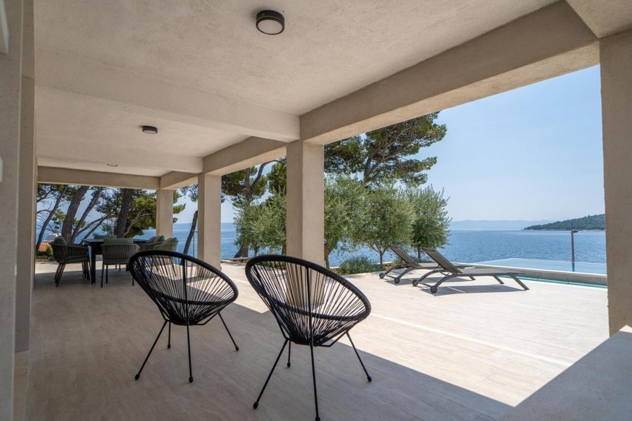 Terrasse couverte avec coin salon et vue mer