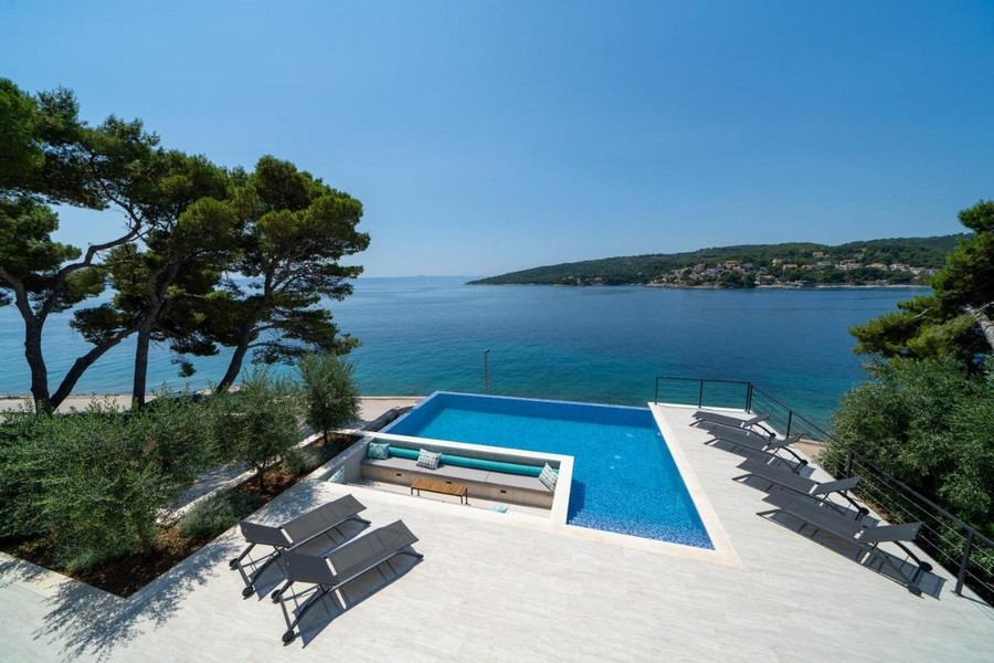 Vue sur la piscine et la mer - bien H3648 en Croatie.