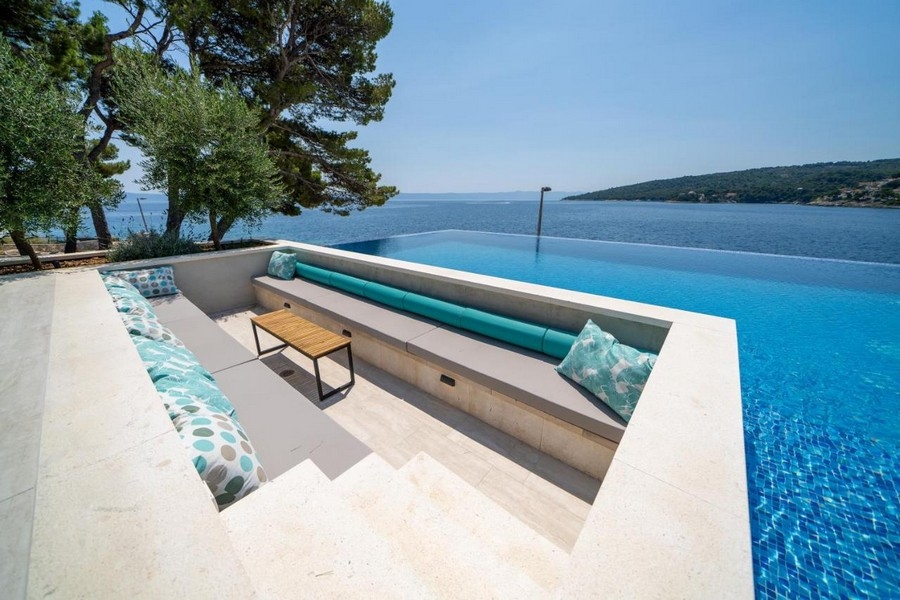 Coin salon dans la piscine à débordement avec vue mer