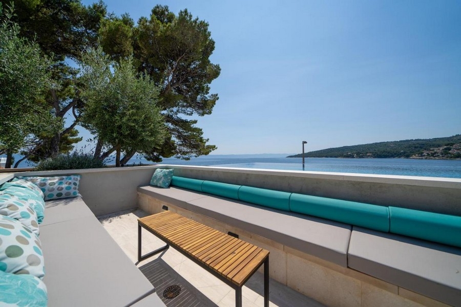 Lounge moderne au bord de la piscine avec vue mer