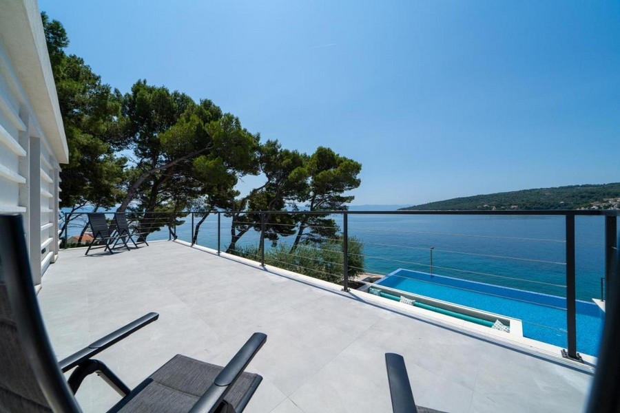 Terrasse avec vue mer panoramique et piscine