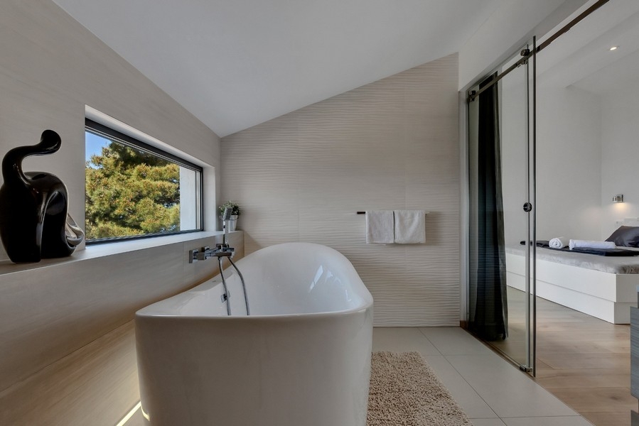Salle de bains avec baignoire et fenêtre