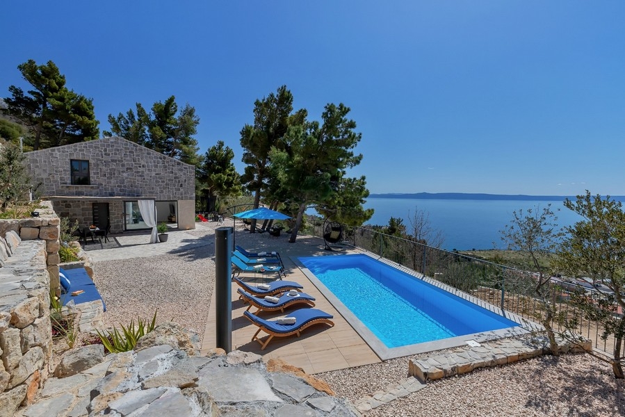 Espace extérieur avec piscine et vue panoramique