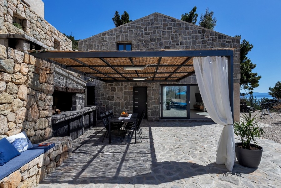 Terrasse couverte avec coin repas et grill