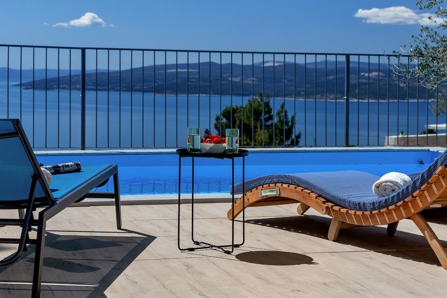 Terrasse avec piscine et vue sur la mer