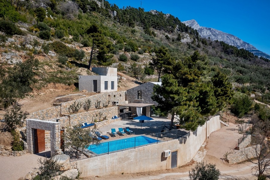 Villa en pierre avec piscine à flanc de colline