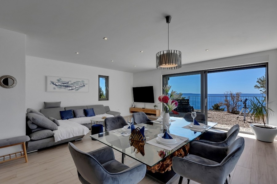 Coin repas et séjour avec vue sur la mer